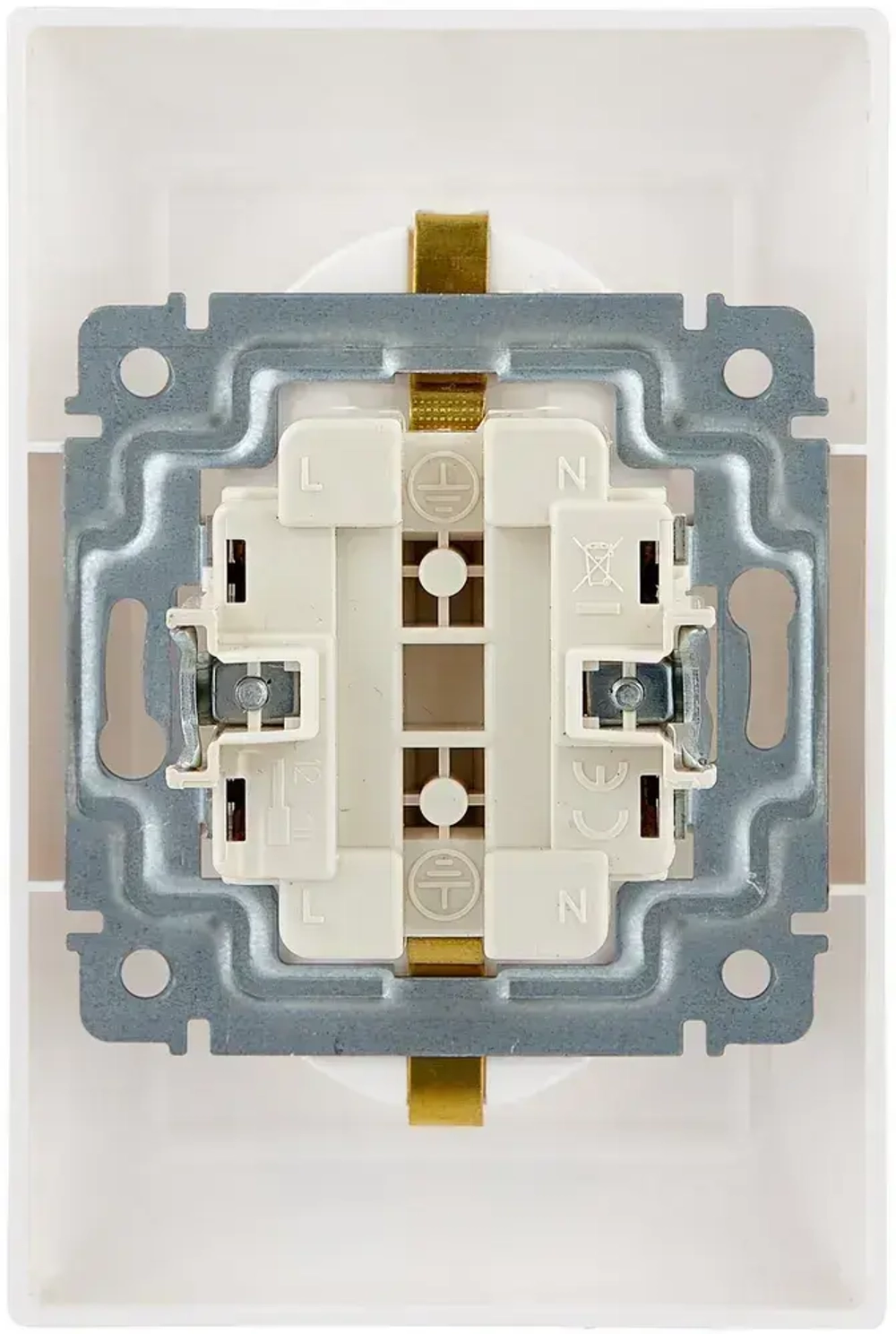 Двойная розетка с заземлением белая Legrand Valena 774400