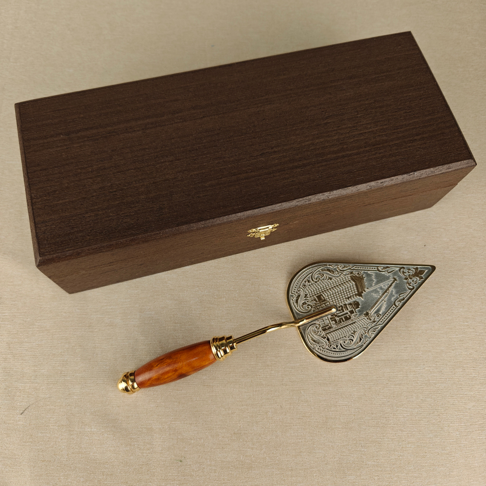 Подарок строителю " Сувенирный мастерок" малый в подарочном футляре