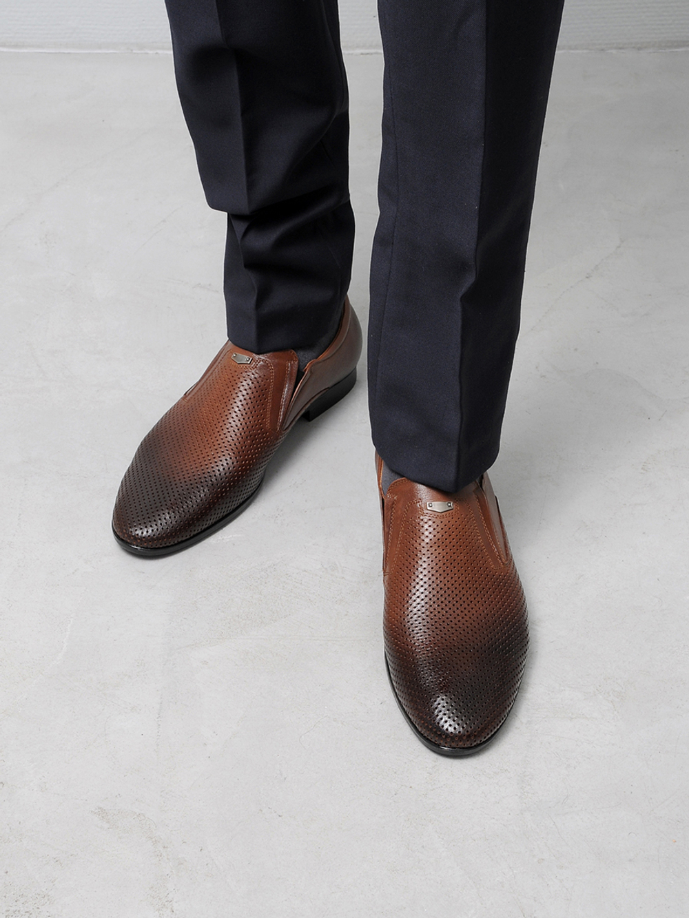 Туфли на лето со сквозной перфорацией с классическими брюками V528рыж