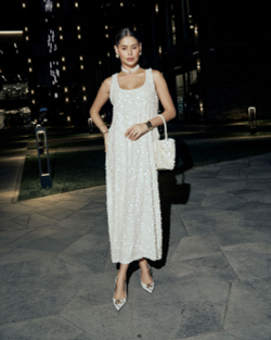 Платье в молочном цвете с пайетками