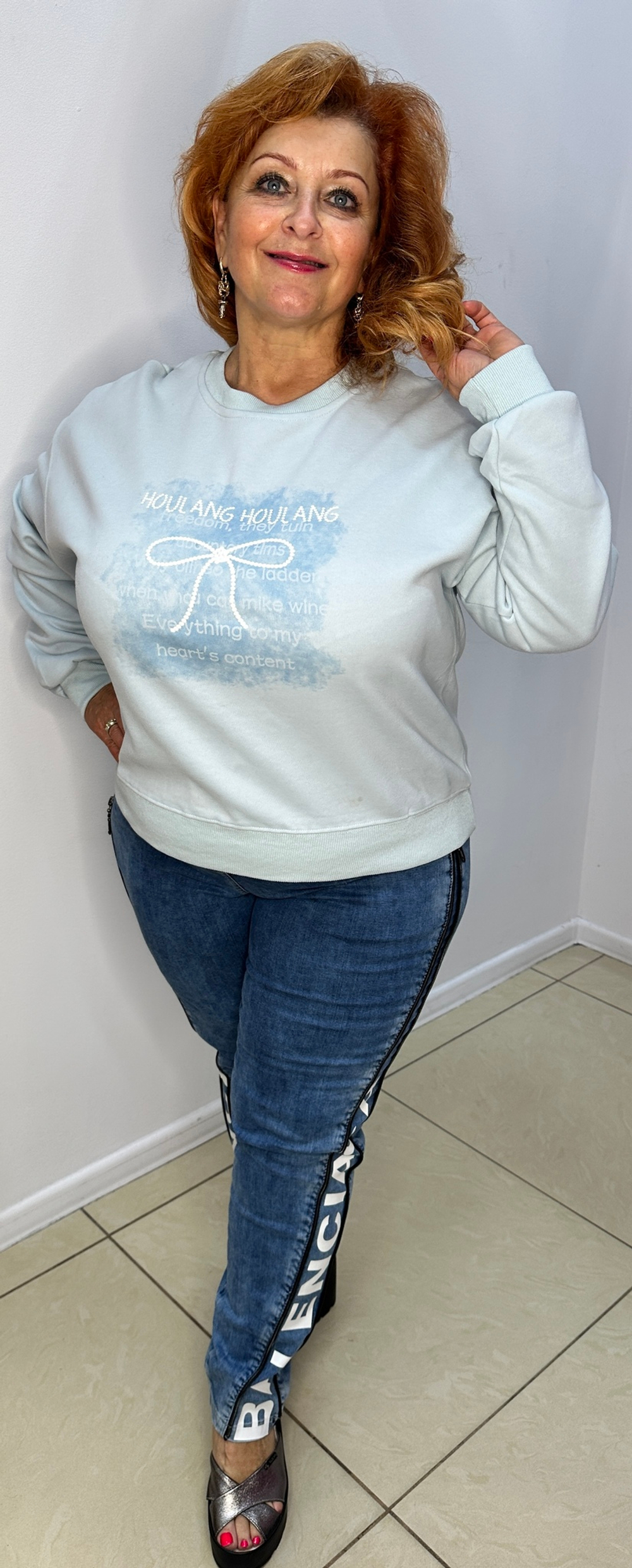 Синие джинсы c молниями и белой надписью