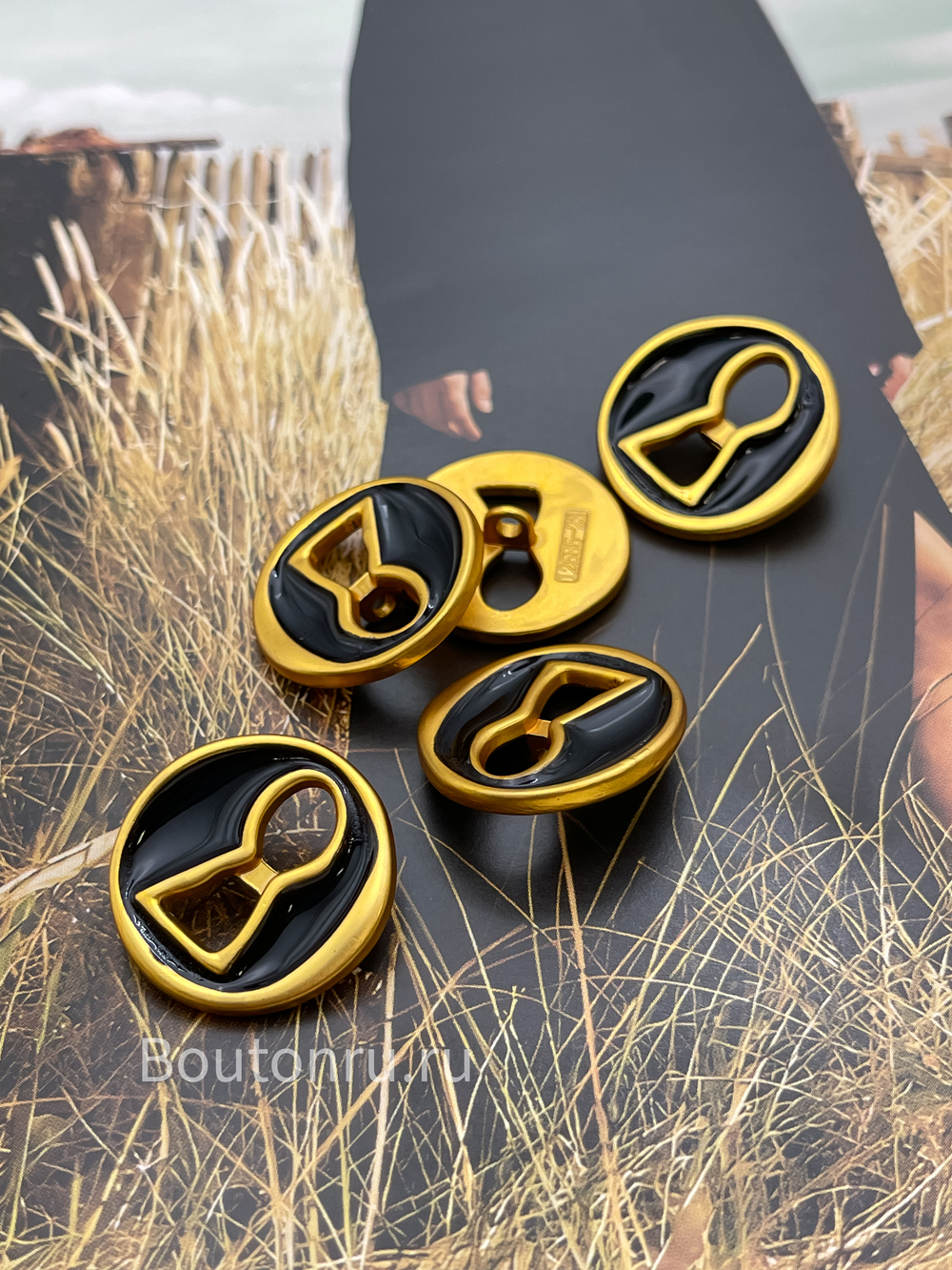 Пуговицы Скиапар. золотистые с черной эмалью "Замочная скважина"