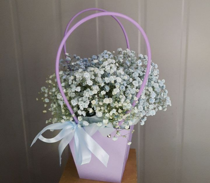 Композиция из голубой гипсофилы в сумочке