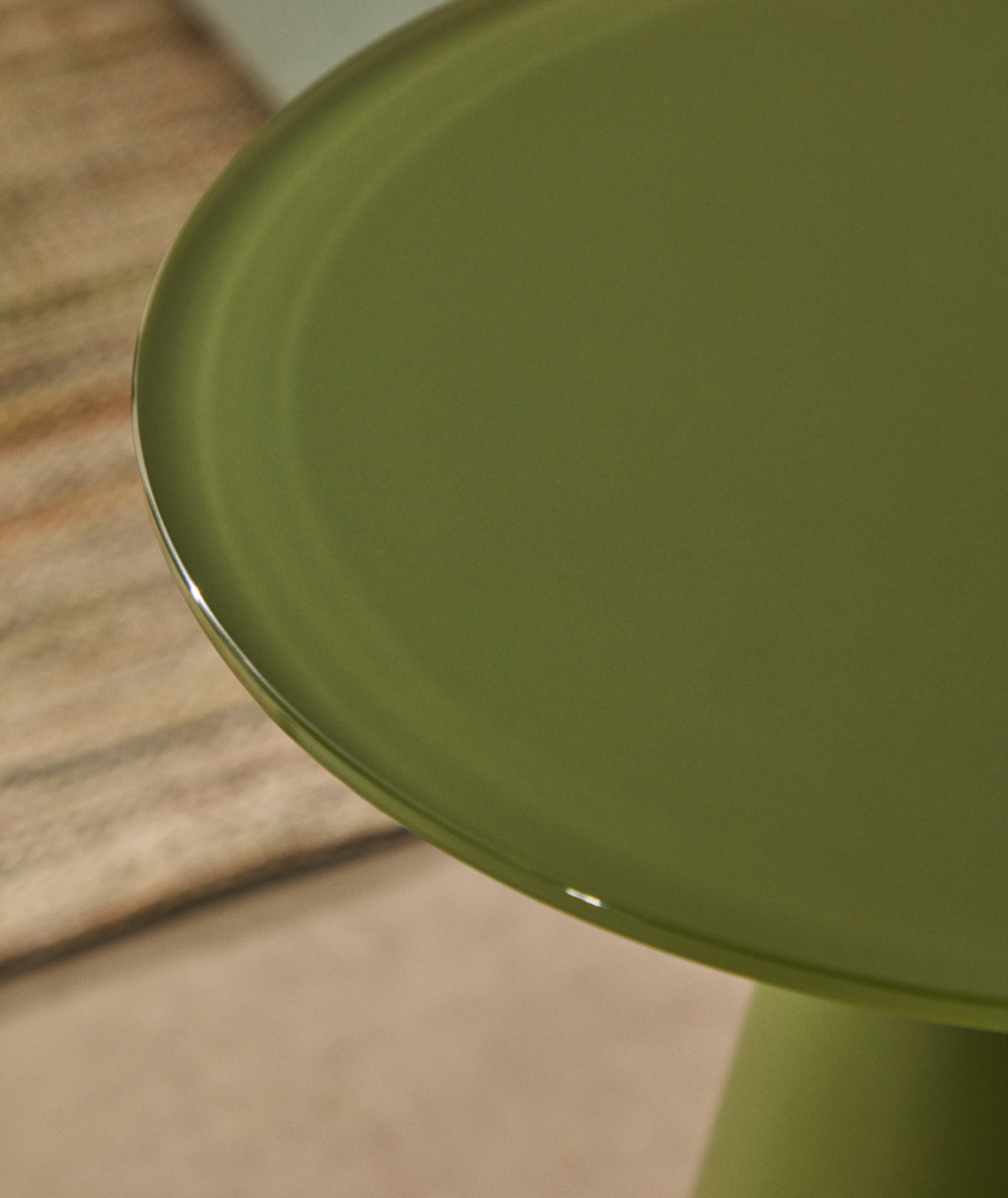 Приставной столик Wilshire из стали с закаленным стеклом с матовой зеленой отделкой Ø35 см