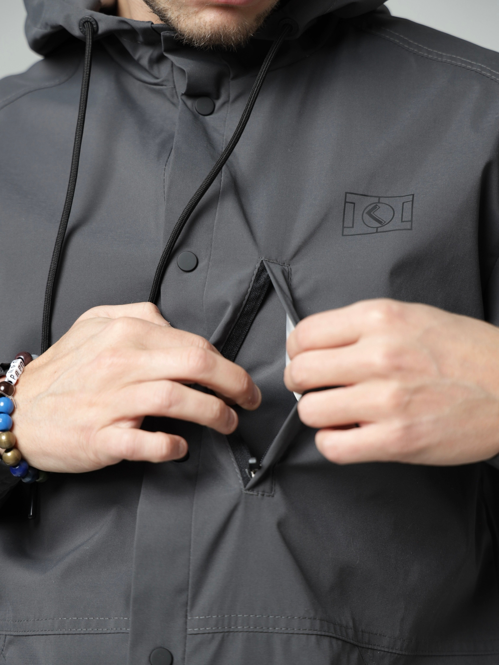 Ветровка с капюшоном серая Город Горький