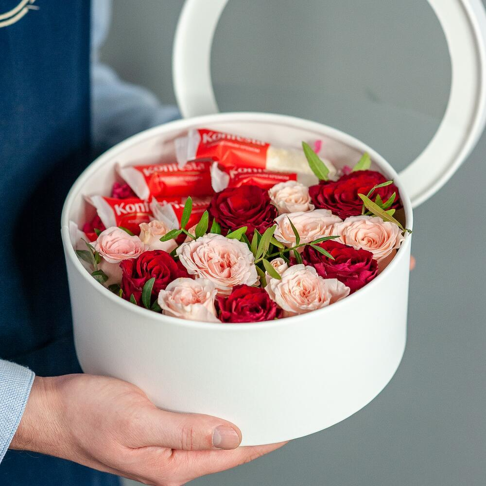 Коробка c цветами и конфетами