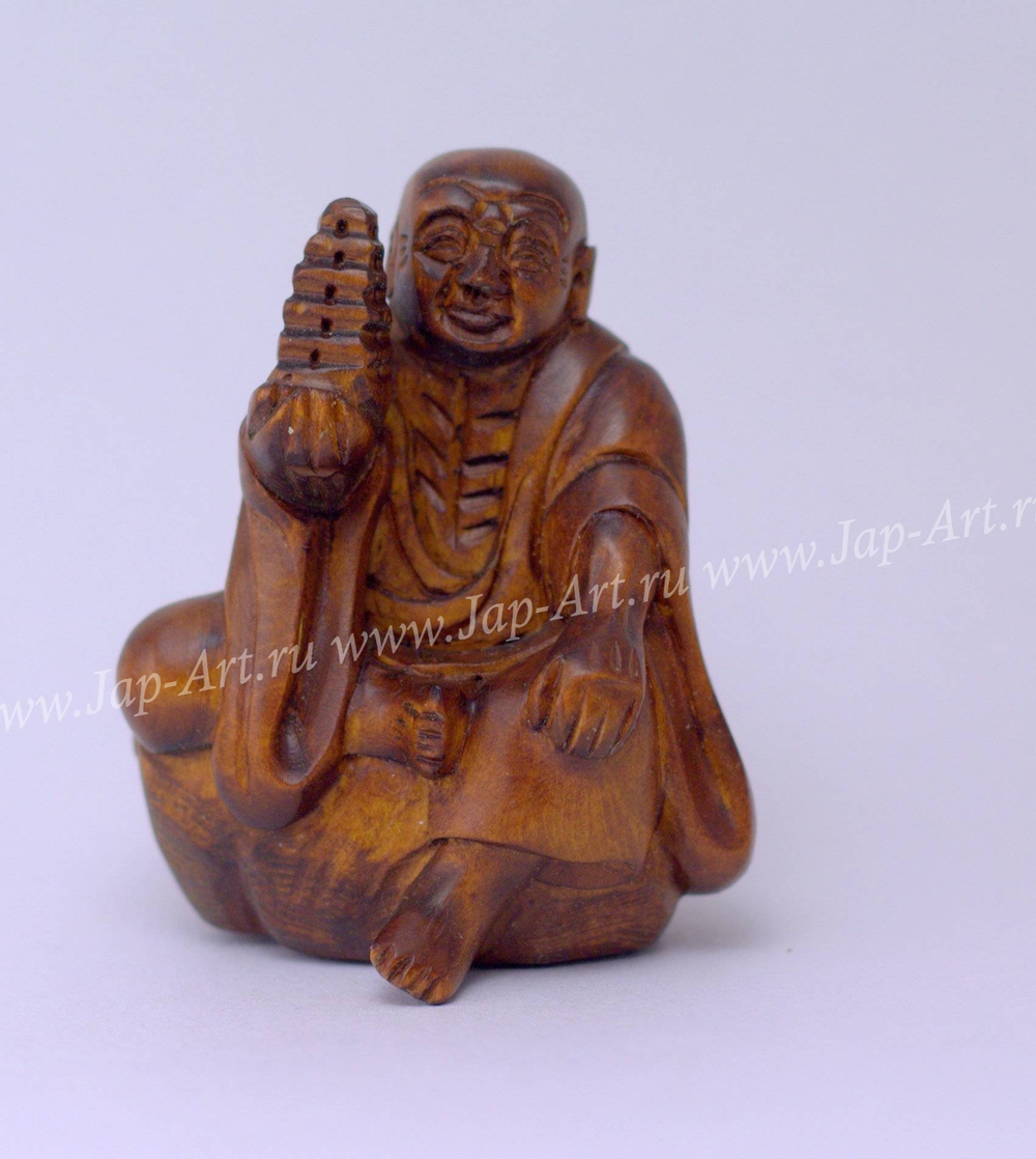 Нэцкэ Монах на камне с пирамидой