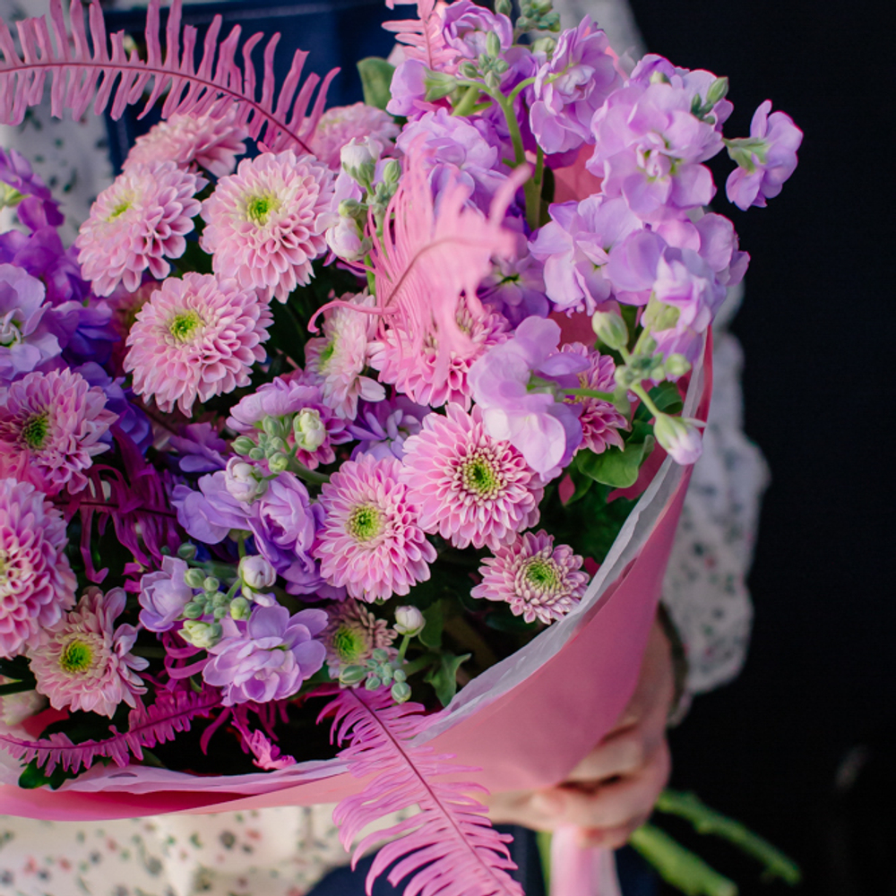 24. Аккуратный букет с хризантемой и маттиолой