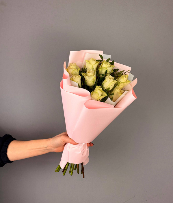 Букет из белых роз и фисташки