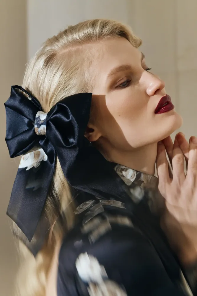 Mirella, заколка - бант из черного атласа с цветочным принтом