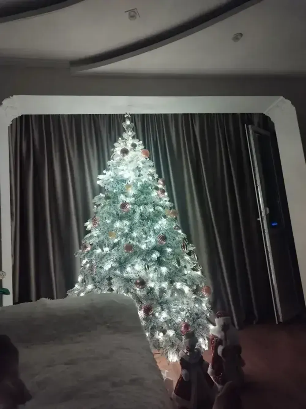 Заснеженная елка с гирляндой «Камчатская» теплый свет (Литая+пвх) 5 м