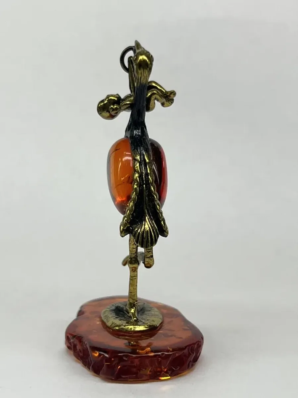 Бронзовая статуэтка на янтаре