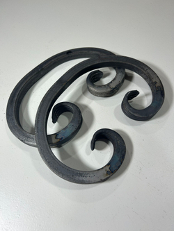 Кованый элемент вензель 130х230мм квадрат полнотелый 14х14мм