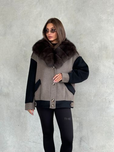 Коричневая куртка с черными рукавами