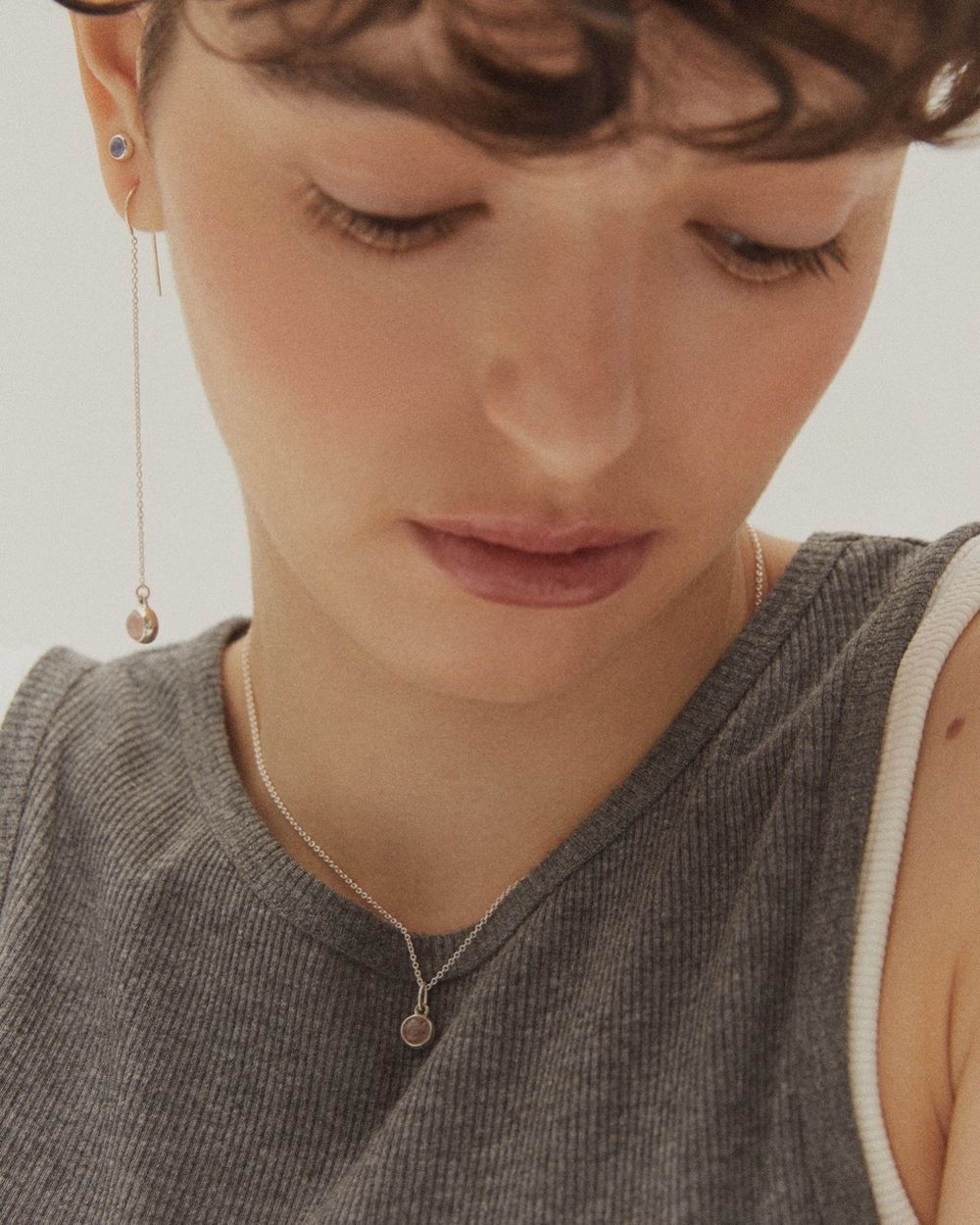 Моносерьга Alpha с розовым кварцем на цепочке