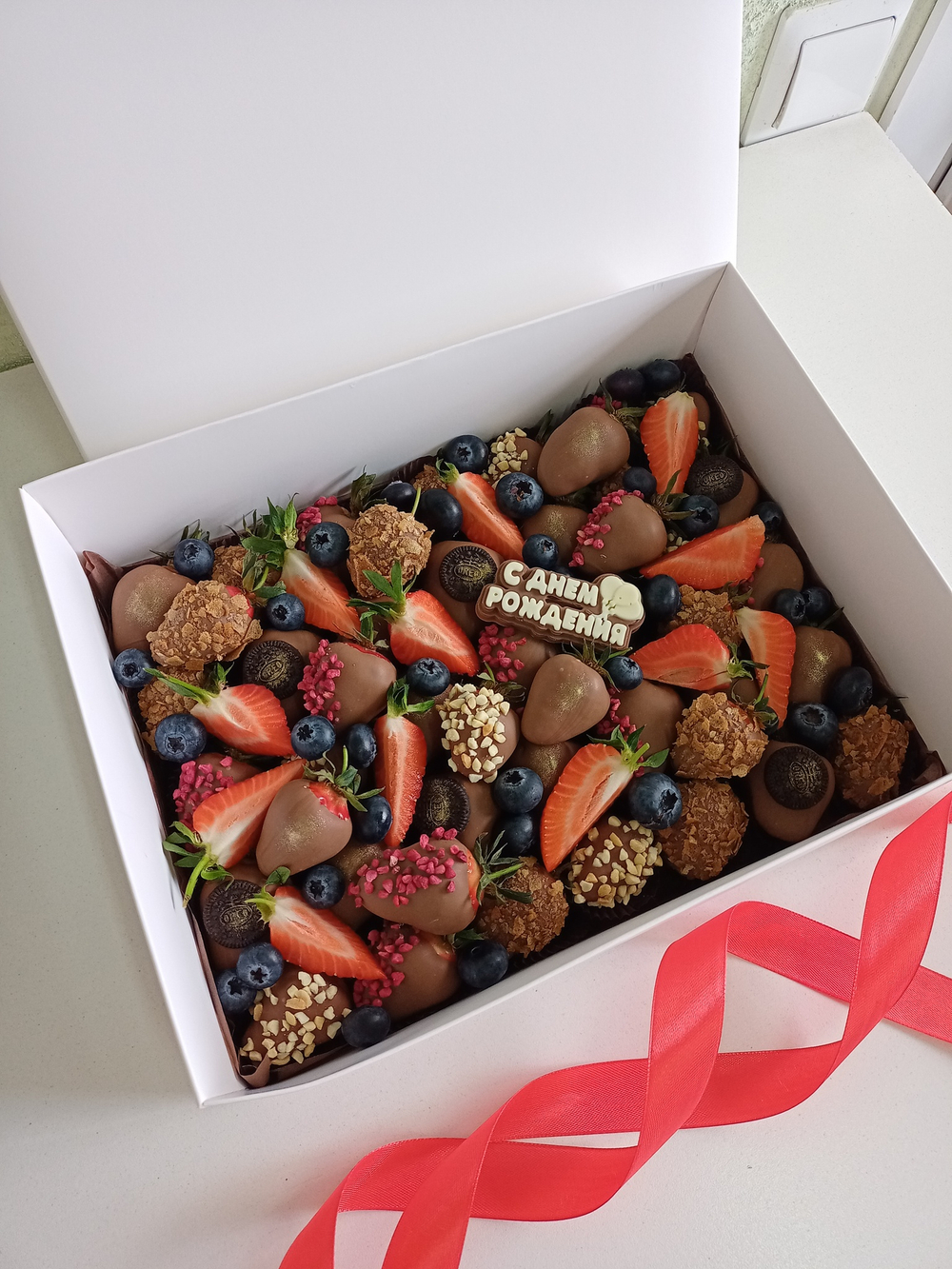 Большая коробка с клубникой в шоколаде "День рождения"