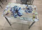 Стол неразд Стеклянный подстолье прямое хром Царг.пояс белый Ст-ца акварель цветы (белая) ф/п