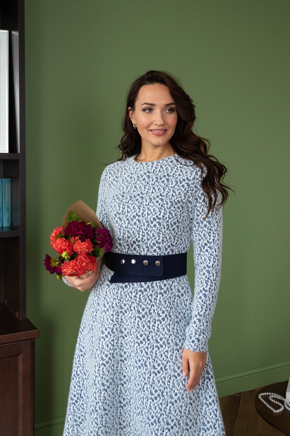 Теплое платье с синим поясом из вискозы