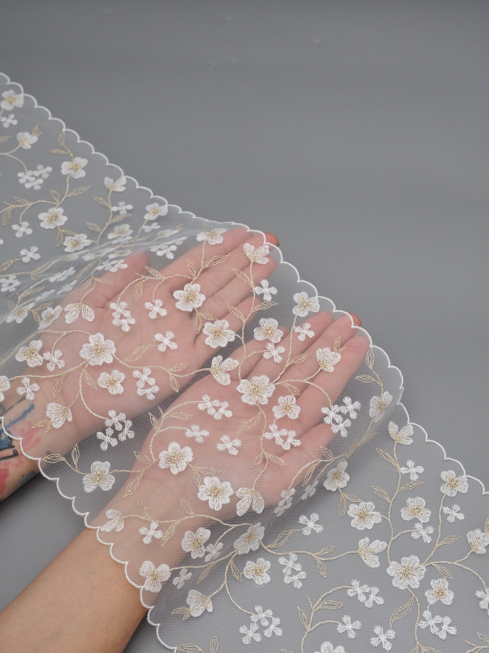 Вышивка на сетке теплая белая с золотым люрексом неэластичная ширина 20 см