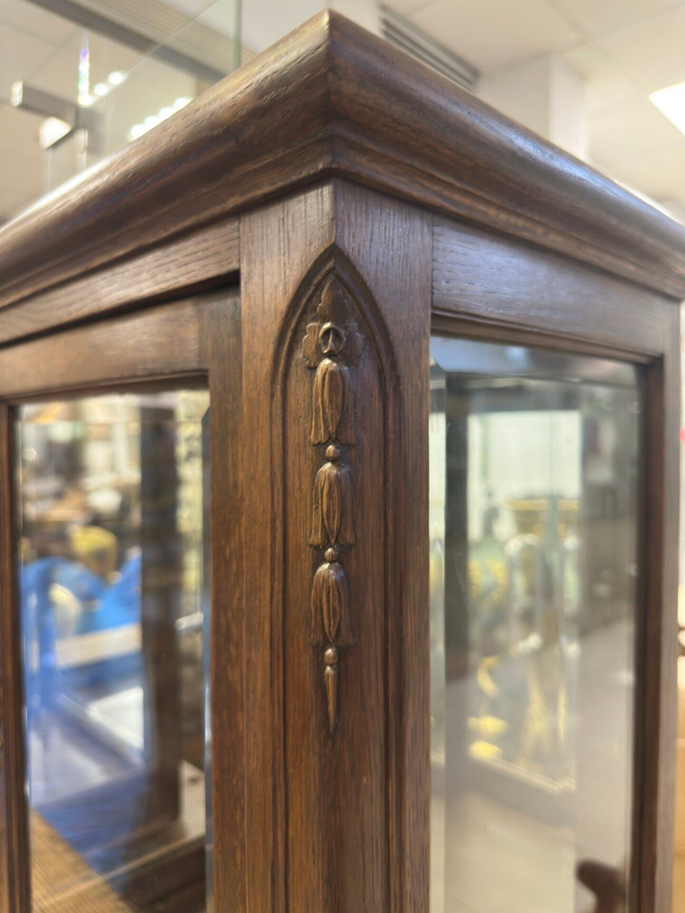 Пара старинных витрин