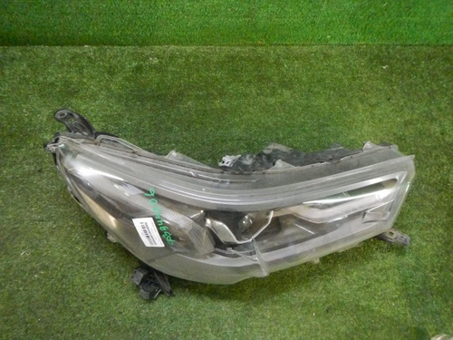 Битая Фара правая Toyota Hilux 8 (2020-н.в.) LED