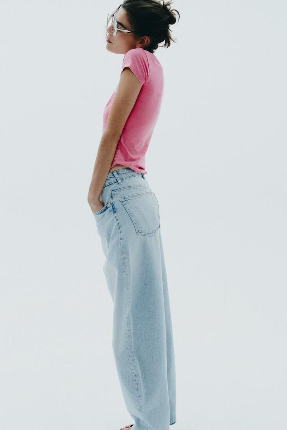 ZARA ФУТБОЛКА ИЗ ТКАНИ С ЭФФЕКТОМ ПОТЕРТОСТИ И СТРАЗАМИ, РОЗОВЫЙ