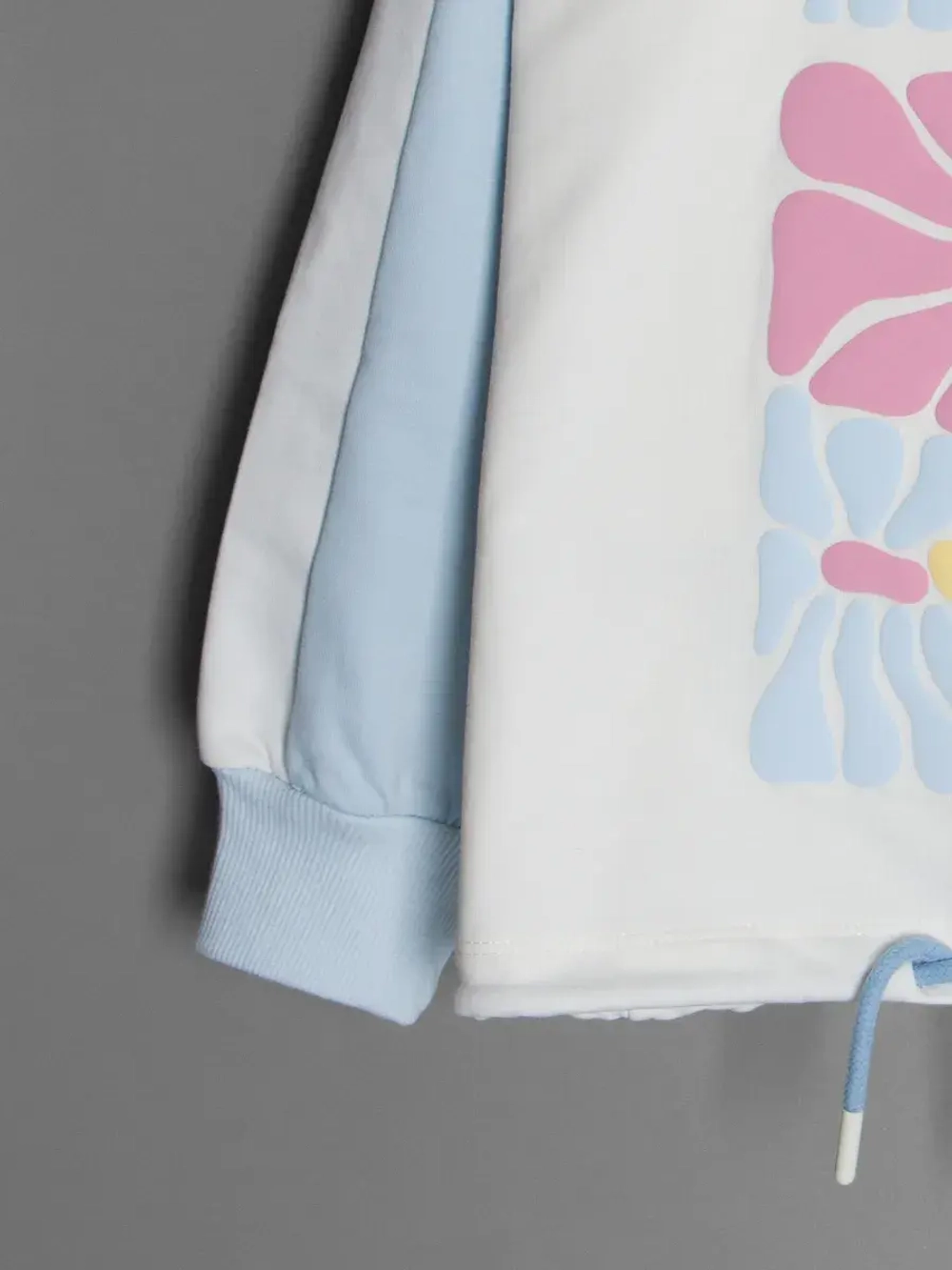 Голубой костюм для девочки на осень