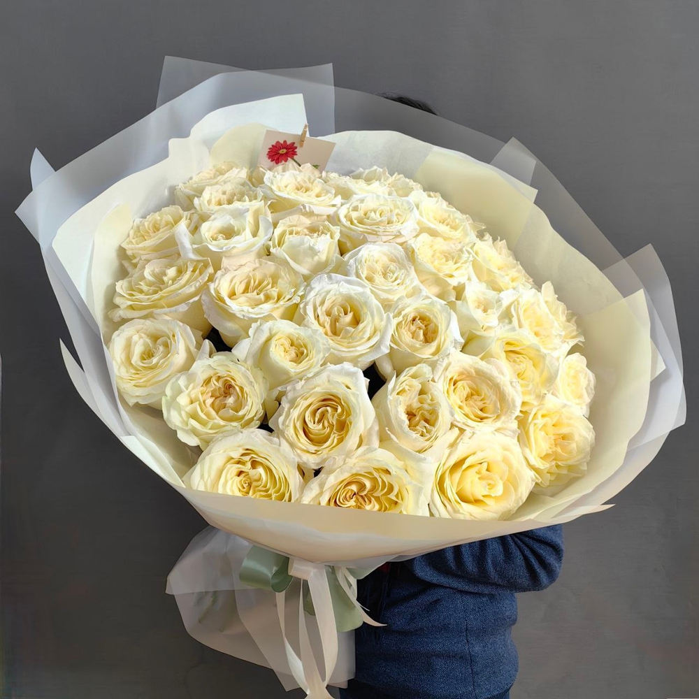 Букет из 35 ароматных пионовидных роз сорта "Candlelight" (Эквадор 60 см)