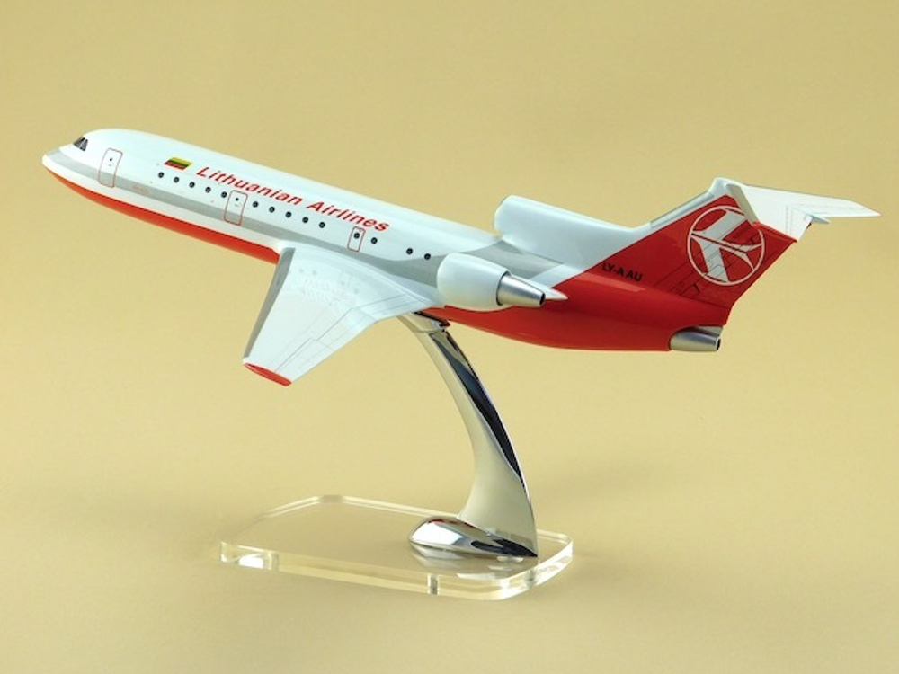 Модель самолета Як-42 (М1:100,  Lithuanian Airlines)