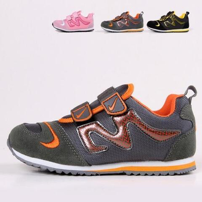 Кроссовки с контрастными аппликациями и логотипом