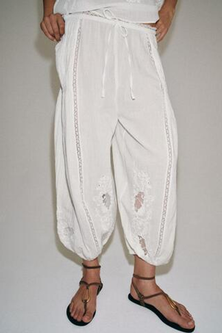 ZARA БРЮКИ-ШАРОВАРЫ С КРУЖЕВОМ — ZW COLLECTION, ЖЕЛТОВАТО-БЕЛЫЙ