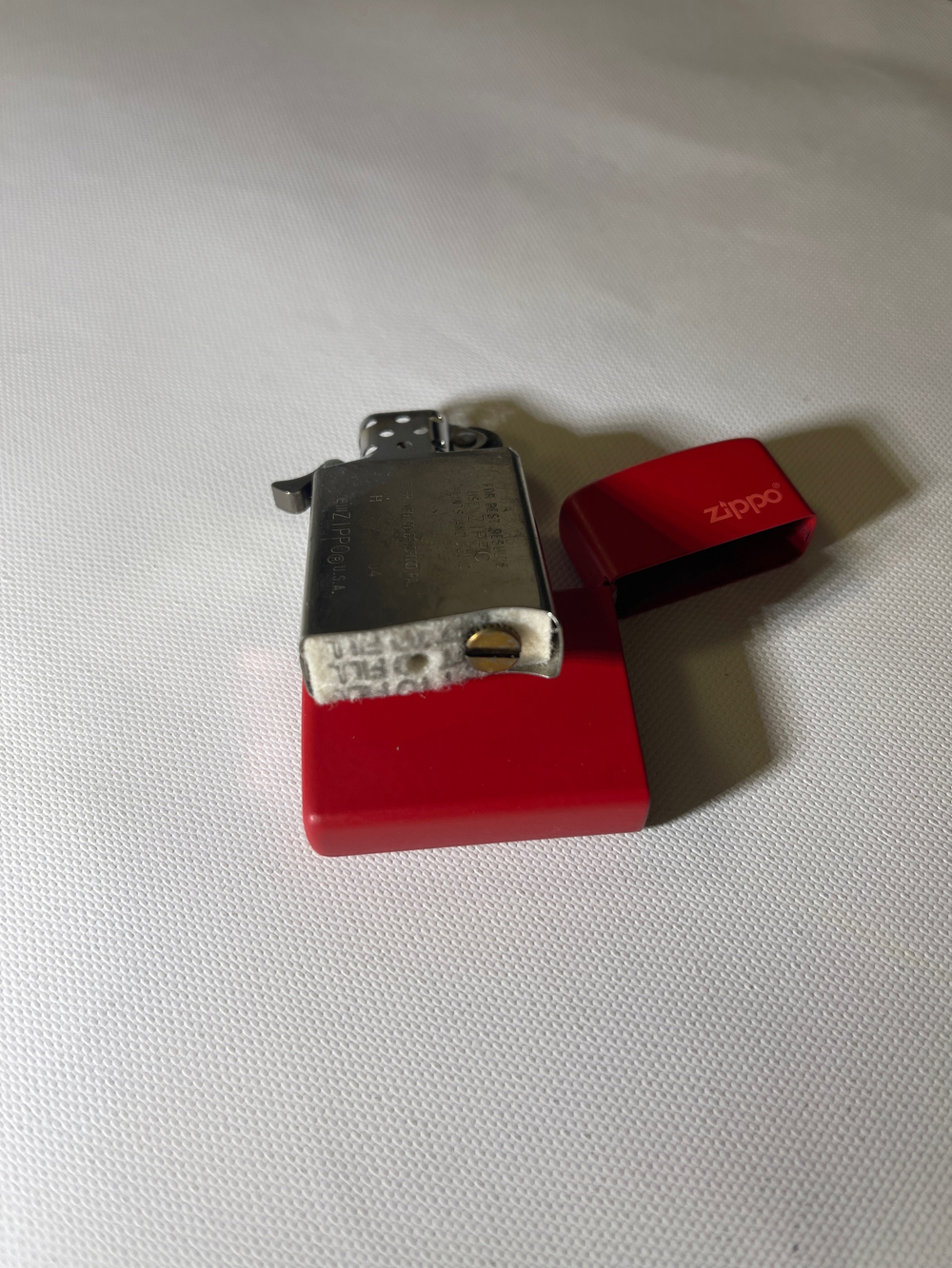 Зажигалка Zippo Classic с покрытием Red Matte, красная в кожаном чехле. Made in USA