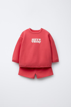 ZARA КОМПЛЕКТ ИЗ ТОЛСТОВКИ И ШОРТОВ С ТЕКСТОМ, КРАСНЫЙ