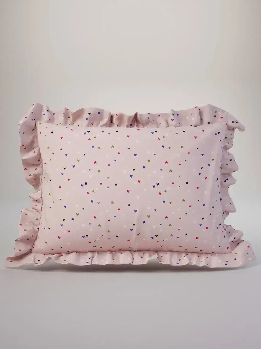 Декоративная наволочка с рюшами, оборками "Сердечки" 50х70 см, 1 шт, без молнии