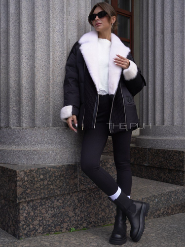 Черный пуховик с вязаными вставками и белой отделкой из меха