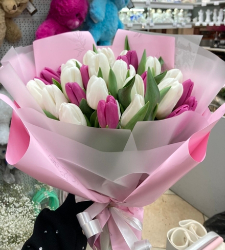 25 тюльпанов микс белых и розово-фиолетовых