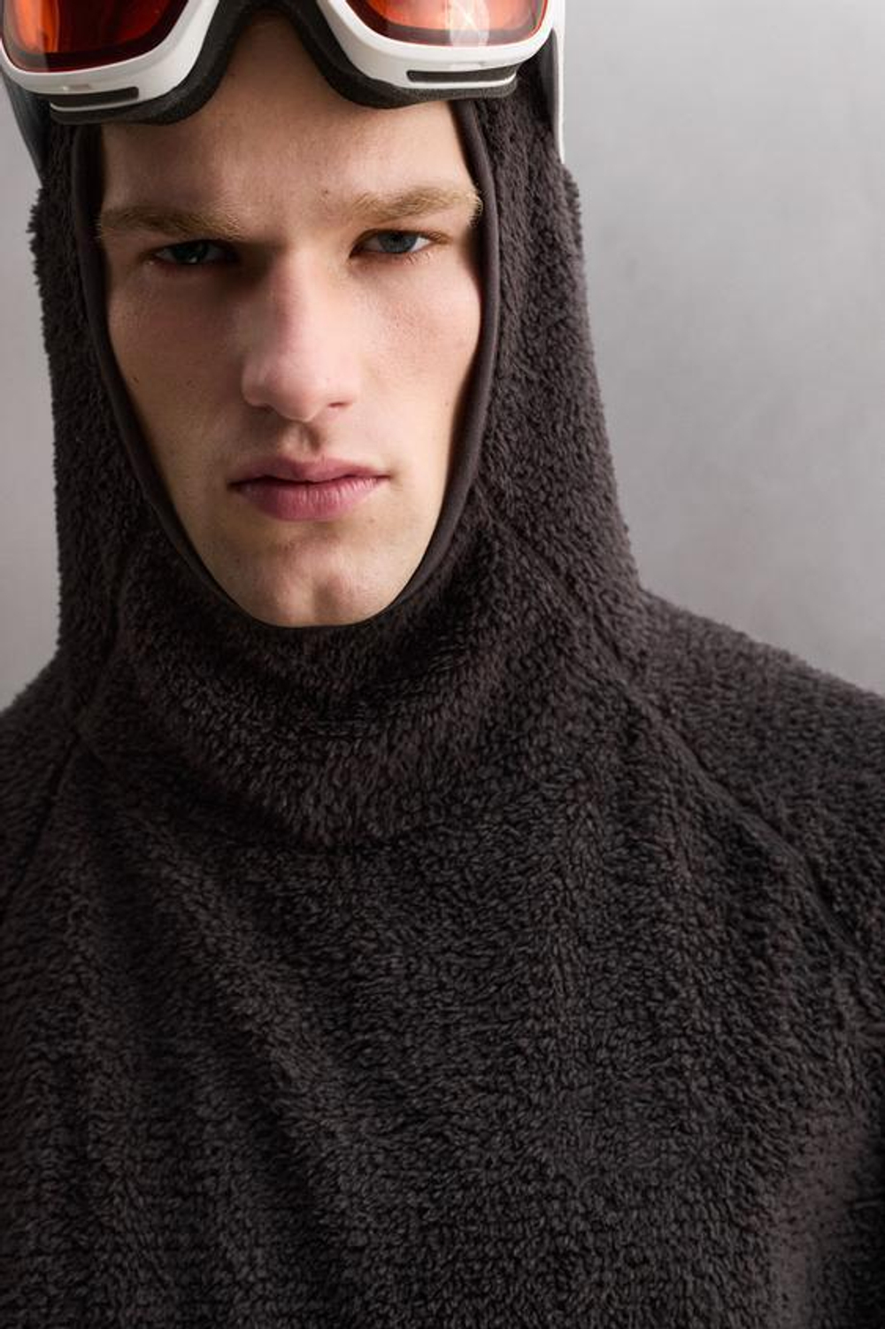 ZARA ФЛИСОВАЯ ТОЛСТОВКА SKI С КАПЮШОНОМ И ТЕКСТУРОЙ, ТЕМНО-КОРИЧНЕВЫЙ