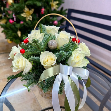 Корзинка с нобилисом и розами