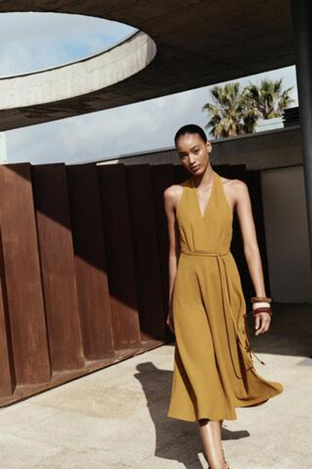 ZARA ПЛАТЬЕ С ГОРЛОВИНОЙ ХАЛТЕР И ПОЯСОМ, ГОРЧИЧНЫЙ