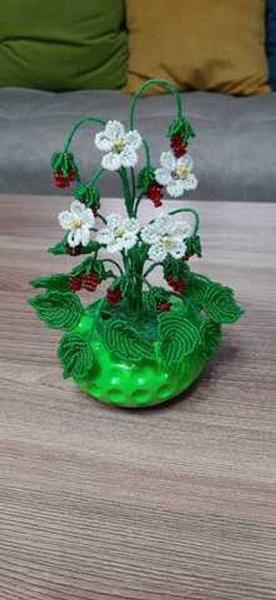 Земляничка из бисера 16см