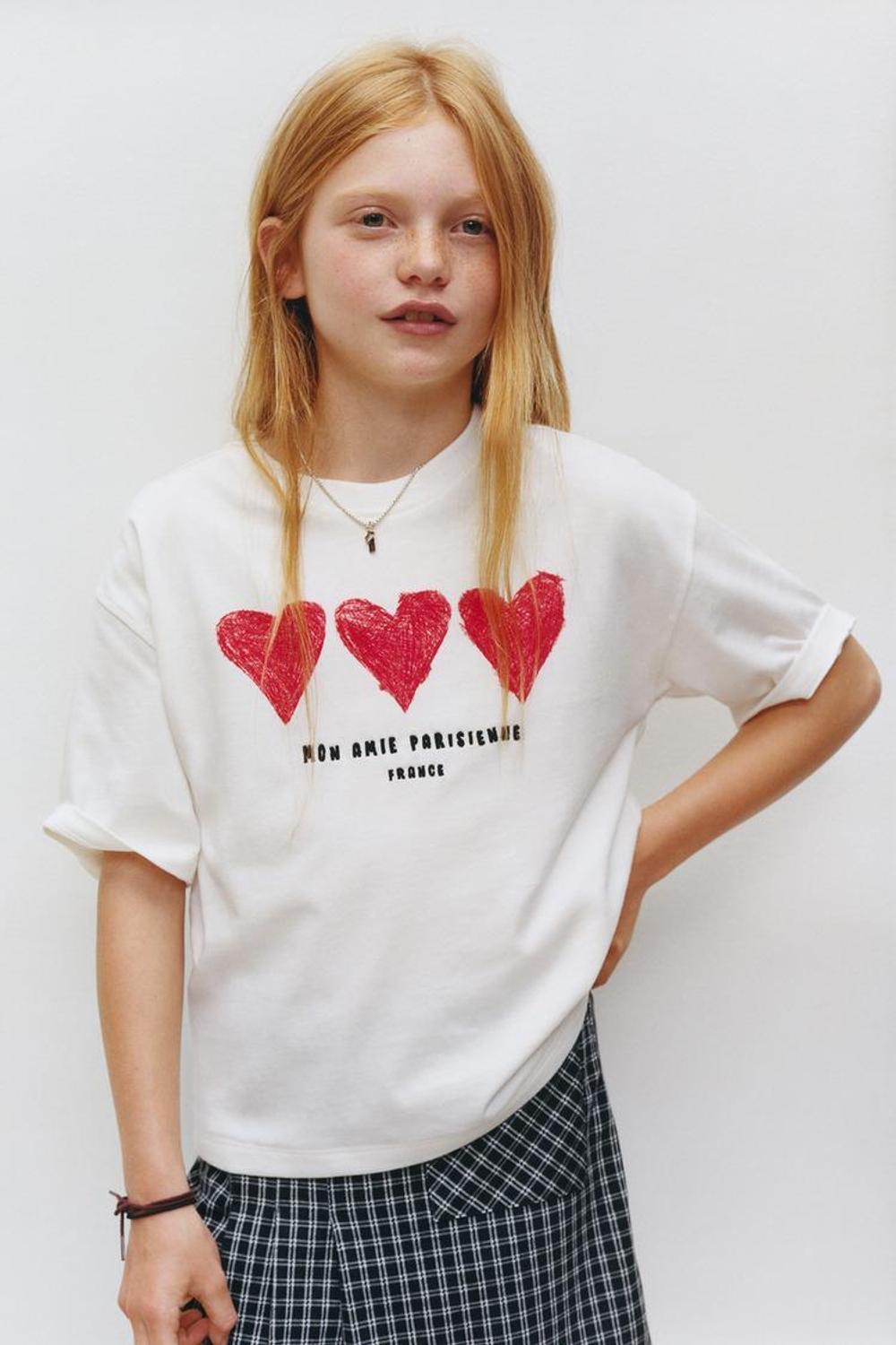 ZARA ФУТБОЛКА С СЕРДЕЧКАМИ И ВЫШИТОЙ НАДПИСЬ, БЕЛЫЙ