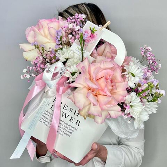 «Примавера» композиция с французскими розами, хризантемой, статицей и гипсофилой