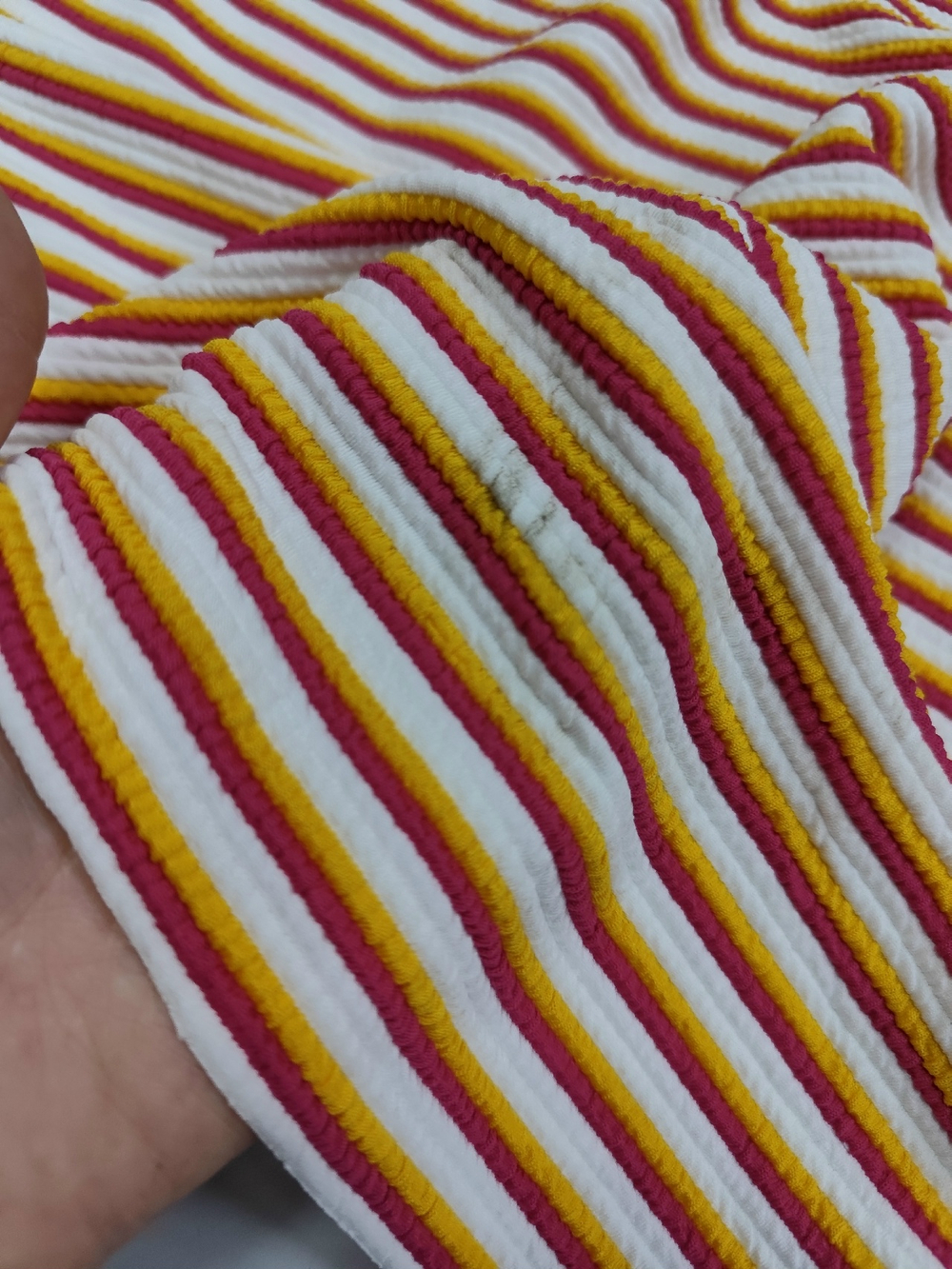 Капитоний/ Полоска красно/желтая (брак: встречается грязь по всему полотну)