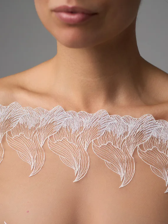 05-176 Вышивка на неэл. сетке 25 см, бежевый 775 /айвори 004/ серебро