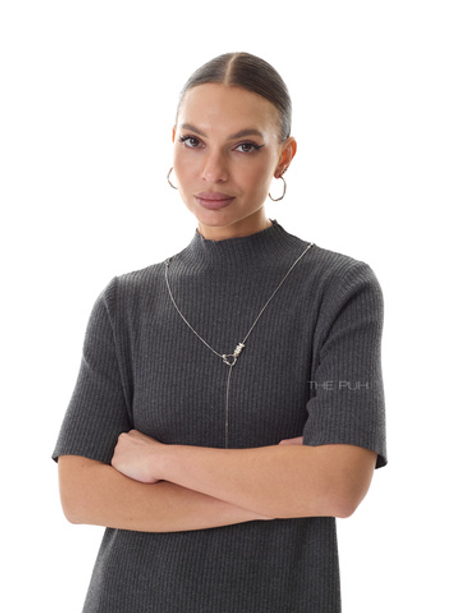 Трикотажное платье серого цвета с кулоном