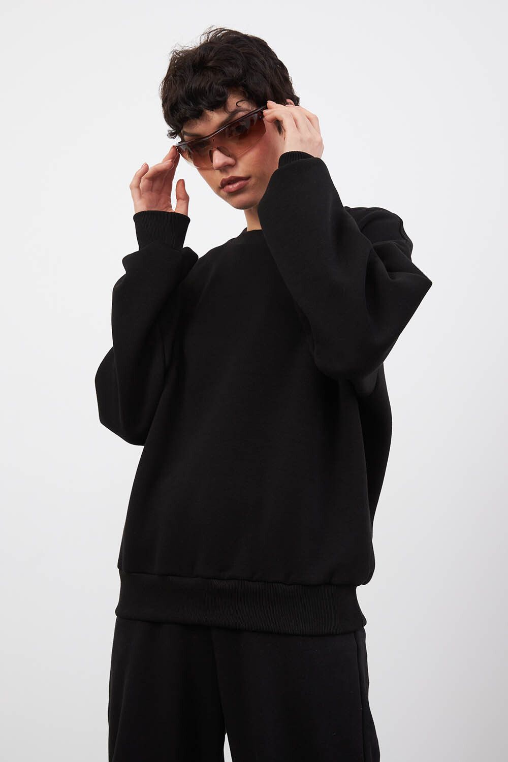 Утепленный свитшот черного цвета