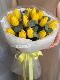 Яркие желтые тюльпаны премиум сорта и зелень эвкалипта в воздушном оформлении от Флора Маркет