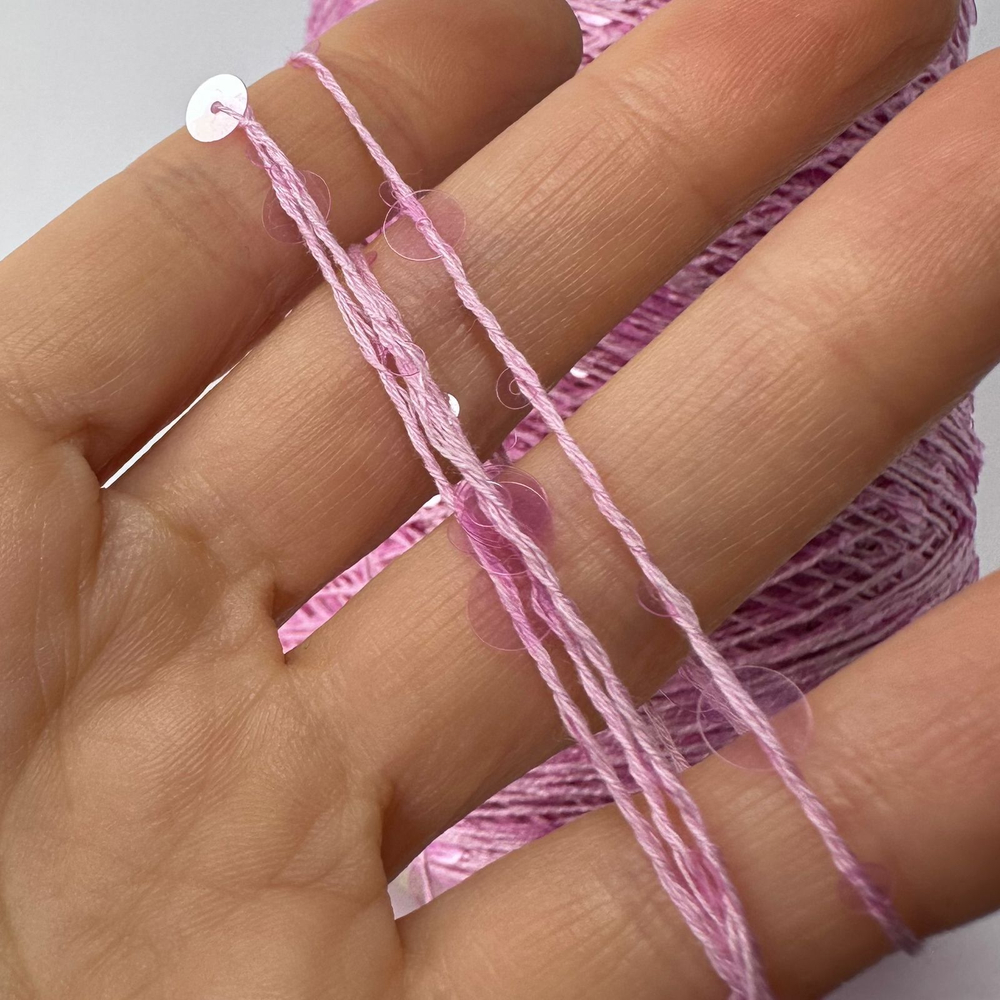 Lustrosa; крупные 6 mm и мелкие 3 mm пайетки на хлопке; длина нити: около 200м/100гр; розовые полупрозрачные пайетки на розовой хлопковой нити.
