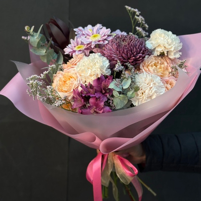 Букет из микса хризантем, кустовой розы, диантусов и альстромерии