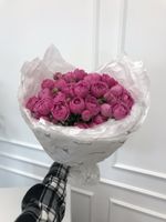 Авторский букет из яркой кустовой пионовидной розы МИСТИ БАБЛЗ